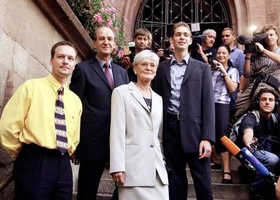 Ehemalige Geisel Marc Wallert (re.) mit seinen Eltern Renate und Werner Wallert und Bruder Dirk (li., alle GER) vor ein-stock-foto