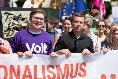 Ein Europa f?r alle Demo in M?nchen Links ein Kandidat von Volt und rechts der Spitzenkandidat der-stock-photo
