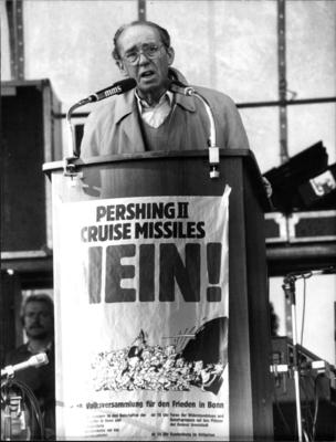 Heinrich B?ll Die Abbildung zeigt den deutschen Schriftsteller Heinrich B?ll bei einer Rede zur Volksversammlung f?r den-stock-foto