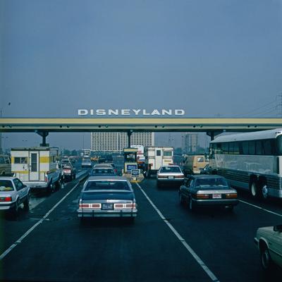Anaheim Autobahnausfahrt zum Disneyland Resort in Anaheim, Kalifornien, USA, Anfang 1980er Jahre. Highway exit to Disney-stock-photo