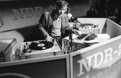 Bildnummer: 58140884  Datum: 29.04.1985  Copyright: imago/teutopressCarlo von Tiedemann (Moderator) 04/85 stroe Carlo von Tiedemann am 29. April 1985 bei NDR2 Nonstop Deutschland deutsch Deutscher Mann Moderation TV Fernsehen Radio Radiomoderator Radiomoderation Fernsehmoderator Germany german presenter host quer ganz sitzend Kopfh?rer Mikrofon Plattenspieler Auftritt live B?hne sw People xmk x0x 1985 quer  58140884 Date 29 04 1985 Copyright Imago  Carlo from Tiedemann presenter 04 85 Stroe Carlo from Tiedemann at 29 April 1985 at NDR2 non-stop Germany German German Man Moderation TV Television Radio Radio host Radio moderation TV presenter Germany German Presenter Host horizontal whole seated Headphones Microphone Record player Appearance Live Stage black and white Celebrities xmk x0x 1985 horizontal-stock-foto