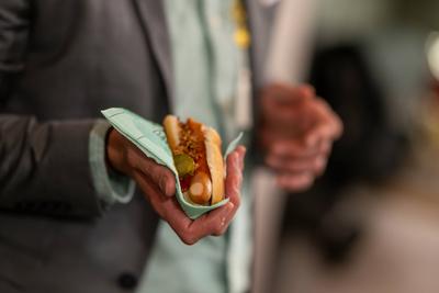 Hand h?lt frisch servierten Hot Dog-stock-photo