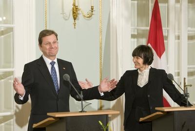 Guido WESTERWELLE FDP Bundesaussenminister bei einem Pressestatement mit Micheline CALMY REY Vo-stock-foto