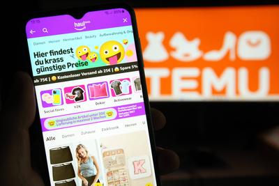 Auf einem Laptop wurde das Logo vom chinesischen Online-Martplatz TEMU ge?ffnet. Davor wurde auf einem Smartphone die Ap-stock-foto