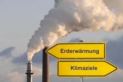 Abgase aus einem Industriekamin-stock-foto