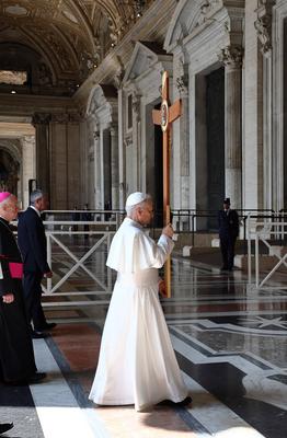 ITALY - POPE LEO XIV HOLDS A CRUCIFIX AS HE LEADS THE PROCESSION FRO AULA PAOLO VI TO THE HOLY DOOR AS PART OF THE JUBILEE 2025 OF THE HOLY SEE   AT  THE  VATICAN - 2025/6/9-stock-foto