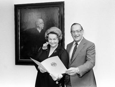 Bildnummer: 50867815  Datum: 12.07.1983  Copyright: imago/Sven SimonIlse Werner (GER) bekommt von Bundesinnenminister Friedrich Zimmermann (CSU) das Bundesverdienstkreuz verliehen, Personen , optimistisch; 1983, Bonn, sw, Schauspielerin, Schauspieler, Verdienstkreuz, Verleihungen, Verleihung, Theater, Musik, Musikerin, S?nger, S?ngerin, Ehrungen, Ehrung, Auszeichnungen, Auszeichnung, Innenminister, Minister, Bundesminister; , quer, KBsw, Gruppenbild, close, Film, Kunst, Deutschland,  , People / Randbild, Politiker, Politik-stock-photo