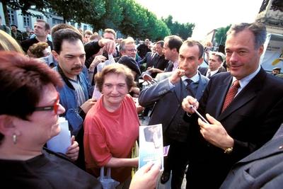 Bildnummer: 50130959  Datum: 14.09.2002  Copyright: imago/HoffmannRonald Barnabas Schill (re./GER/Innensenator Hamburg) gibt Autogramme auf einer Wahlkampfveranstaltung seiner Partei rechtsstaatlicher Offensive in Wiesbaden, Personen; 2002, Wiesbaden, Schill-Partei, PRO, Vorsitzender, Parteivorsitzender, Bundesvorsitzender, Wahlkampf, Autogrammstunde, Autogramm; , quer, Kbdia, Gruppenbild, Parteien, Politik, Deutschland, Aktion, People / himself-stock-foto