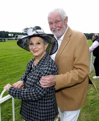 Dagmar Frederic, Dr. Klaus Lenk beim Fashion Raceday auf der Rennbahn Hoppegarten. *** Dagmar Frederic, Dr. Klaus Lenk a-stock-foto