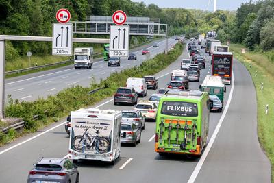 Pfingsreiseverkehr auf der Autobahn A1-stock-photo