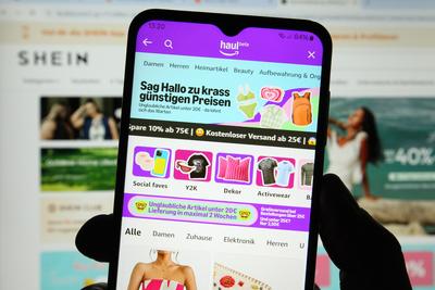 Auf einem Laptop wurde die Website vom chinesischen Online-Martplatz Shein ge?ffnet. Davor wurde auf einem Smartphone di-stock-foto