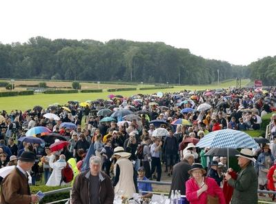 Atmosph?re beim Fashion Raceday auf der Rennbahn Hoppegarten. *** Atmosphere at the Fashion Raceday at Hoppegarten racec-stock-foto