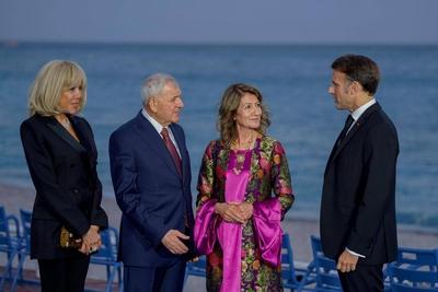 Iraqi President Abdul Latif Jamal Rashid and First Lady Shanaz Ibrahim Ahmed meet with French President Emmanuel Macron and his wife Brigitte Macron-stock-foto