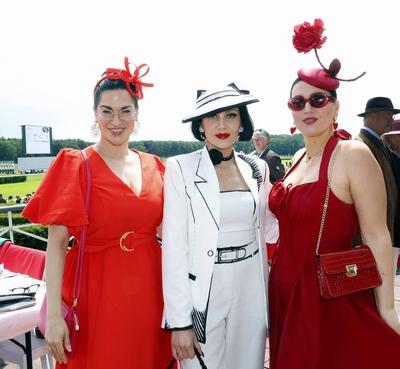 Annika Sesterhenn (Programm-Managerin Berliner Rundfunk), Pauline Stolze mit Schwester Anna Stolze beim Fashion Raceday-stock-foto