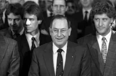 Bildnummer: 55759573  Datum: 18.12.1986  Copyright: imago/Dieter BauerInnenminister Friedrich Zimmermann (Mitte, Deutschland/CSU) verleiht Fu?ballnationalspielern, darunter Harald Schumacher (re.), das Bundesverdienstkreuz und das Silberne Lorbeerblatt in Bonn 017B xns 1986 quer krux Toni People Politik Fu?ball Orden Verdienstorden Verleihung Ehrung AuszeichnungBildnummer 55759573 Date 18 12 1986 Copyright Imago Dieter Bauer Interior Minister Friedrich Zimmermann centre Germany CSU awards  below Harald Schumacher right the Federal Cross of Merit and the Silver Bay leaf in Bonn  xns 1986 horizontal crux Toni Celebrities politics Football Order Order of Merit award Ceremony Ceremony Award-stock-photo