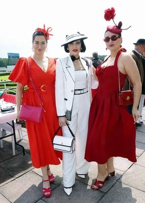 Annika Sesterhenn (Programm-Managerin Berliner Rundfunk), Pauline Stolze mit Schwester Anna Stolze beim Fashion Raceday-stock-foto
