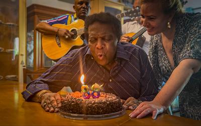 Mallorca, Spanien, Entertainer-Legende Roberto Blanco feiert seinen 88. Geburtstag zuhause: Mit einem breiten L?cheln pu-stock-photo