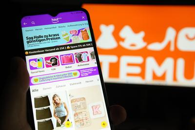 Auf einem Laptop wurde das Logo vom chinesischen Online-Martplatz TEMU ge?ffnet. Davor wurde auf einem Smartphone die Ap-stock-foto