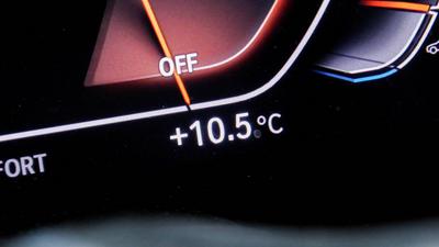 Der Herbst m?ge bitte aus dem Sommer abgeholt werden. Sturm, Regen und K?lte - der Pfingstsonntag f?llt dieses Jahr ins-stock-photo