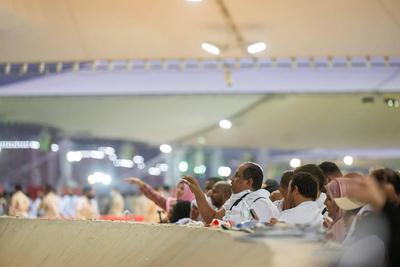 Muslim pilgrims cast stones at pillars in the symbolic stoning of the devil, the last rite of the annual Hajj, in Mina-stock-foto