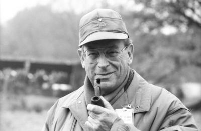 Bildnummer: 58482151  Datum: 30.11.1985  Copyright: imago/teutopressFriedrich Zimmermann (Politiker) 11/85 stroe Friedrich Zimmermann am 30. November 1985 bei einer Veranstaltung zum drei?igj?hrigen Bestehen der Bundeswehr Jubil?um Feier 30 drei?ig drei?igj?hriges Jahre Deutschland deutsch deutscher Mann Politik Minister MdB Innenminister Inneres CSU german politician quer Portrait l?chelnd drau?en Pfeife rauchend rauchen Raucher Pfeiferaucher People Shooting xdp x0x 1985 quer  58482151 Date 30 11 1985 Copyright Imago  Friedrich Zimmermann Politicians 11 85 Stroe Friedrich Zimmermann at 30 November 1985 at a Event to Thirty Existence the Bundeswehr Anniversary Celebrations 30 thirty drei?igj?hriges Years Germany German German Man politics Ministers MP Interior Minister Home Affairs CSU German politician horizontal Portrait smiling outside Pipe smoking smoking Smokers Pipe smokers Celebrities Shooting XDP x0x 1985 horizontal-stock-photo