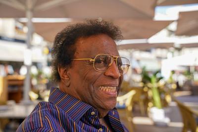 Mallorca, Spanien, Entertainer-Legende Roberto Blanco genie?t seinen 88. Geburtstag entspannt im Hafen von Port de Solle-stock-foto