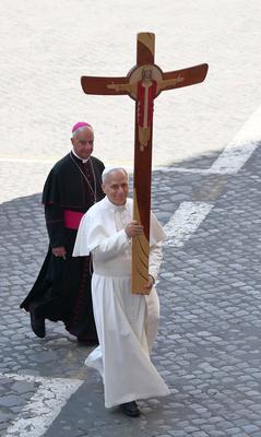 ITALY - POPE LEO XIV HOLDS A CRUCIFIX AS HE LEADS THE PROCESSION FRO AULA PAOLO VI TO THE HOLY DOOR AS PART OF THE JUBILEE 2025 OF THE HOLY SEE   AT  THE  VATICAN - 2025/6/9-stock-foto