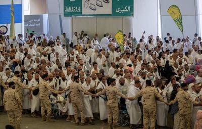 Muslim pilgrims cast stones at pillars in the symbolic stoning of the devil, the last rite of the annual Hajj, in Mina-stock-foto