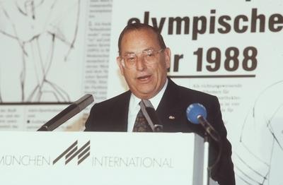 Bildnummer: 56674581  Datum: 01.09.1987  Copyright: imago/teutopressFriedrich Zimmermann (CSU-Politiker) 09/87 rag Mann Politik Bundesinnenminister Bundestag Abgeordneter Bayern seri?s kurzhaarig dunkelhaarig Jackett Krawatte schwarz Hemd weiss Brille stehend redend sprechend halb quer neutral Mikrofon Pult People 02 xmk x0x 1987 quer  56674581 Date 01 09 1987 Copyright Imago teutopress Friedrich Zimmermann CSU Politicians 09 87 RAG Man politics Federal Interior Minister Bundestag Members Bavaria seriously short dark haired Jacket Tie Black Shirt white Glasses standing speaking Spoken half horizontal neutral Microphone Console Celebrities 02 xmk x0x 1987 horizontal-stock-photo
