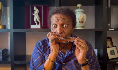 Mallorca, Spanien, Entertainer-Legende Roberto Blanco spielt mit viel Humor und Ausdruck eine Mundharmonika in seinem Zu-stock-photo