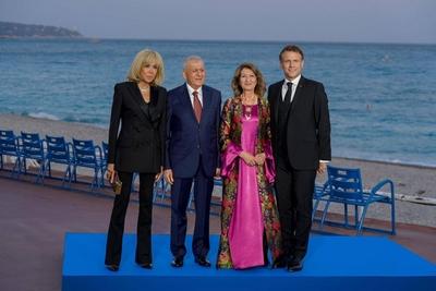 Iraqi President Abdul Latif Jamal Rashid and First Lady Shanaz Ibrahim Ahmed meet with French President Emmanuel Macron and his wife Brigitte Macron-stock-foto
