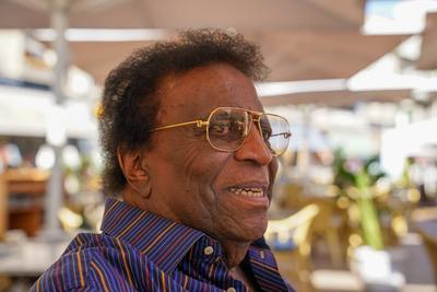 Mallorca, Spanien, Entertainer-Legende Roberto Blanco genie?t seinen 88. Geburtstag entspannt im Hafen von Port de Solle-stock-foto