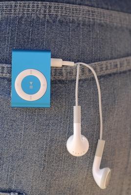 Bildnummer: 51816986  Datum: 02.04.2007  Copyright: imago/NiehoffApple iPod shuffle2 in der Hosentasche, Objekte , Highlight; 2007, Studioaufnahme, shuffle2, shuffle 2, Ohrh?rer, H?rer, Kopfh?rer, Ohrstecker, mp3, II, , Elektronikindustrie, Unterhaltungselektronik , Player, Abspielger?t, Abspielger?te, Jeans, Hosentaschen, Gr??envergleich; , hoch, Kbdig, Einzelbild, Industrie, Wirtschaft, Deutschland,  ,-stock-foto