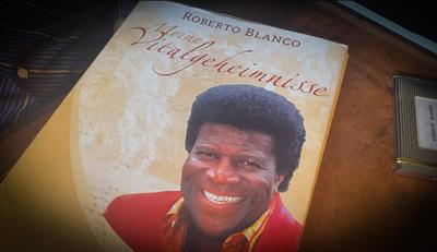Mallorca, Spanien, anl?sslich seines 88. Geburtstags zeigt sich Entertainer-Legende Roberto Blanco umgeben von Erinnerun-stock-photo