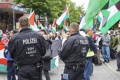 Demonstranten mit Palaestinenser Fahnen Banner und Schildern Ca. 200 Palaestinenser und Unterstuetzer demonstrierten vor der Roten Flora gegen Israel und den Krieg im Gaza Streifen.Die Rote Flora Anh?nger hatten sich immer wieder solidarisch mit Israel gezeigt. Die Polizei war mit zahlreichen Kr?ften anwesend. Hamburg Deutschland *** Demonstrators with Palestinian flags banners and signs Approximately 200 Palestinians and supporters demonstrated in front of the Rote Flora against Israel and the war in the Gaza Strip The Rote Flora supporters had repeatedly shown solidarity with Israel The police were present with numerous forces Hamburg Germany-stock-foto