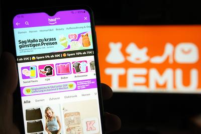 Auf einem Laptop wurde das Logo vom chinesischen Online-Martplatz TEMU ge?ffnet. Davor wurde auf einem Smartphone die Ap-stock-foto