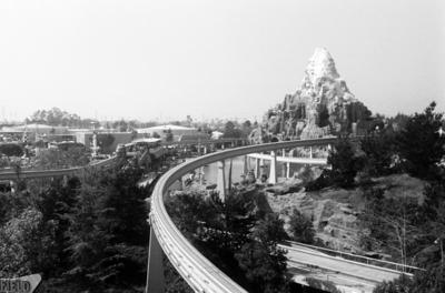 Zu Besuch in Disneyland Blick ?ber Disneyland Anaheim mit der Fahrbahn des Monorail, auch Highway of the Sky, das Matter-stock-foto