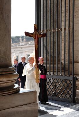 ITALY - POPE LEO XIV HOLDS A CRUCIFIX AS HE LEADS THE PROCESSION FRO AULA PAOLO VI TO THE HOLY DOOR AS PART OF THE JUBILEE 2025 OF THE HOLY SEE   AT  THE  VATICAN - 2025/6/9-stock-foto