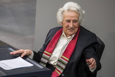 ?berlebende des M?dchenorchesters von Auschwitz Anita Lasker Wallfisch am Ende ihrer Rede waehrend-stock-foto