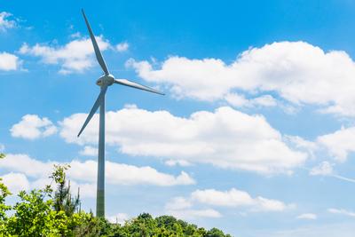 Munich, Bavaria, Germany - 30 May 2025: A large SWM wind turbine is located on the Fr?ttmaninger M?llberg, generating gr-stock-foto