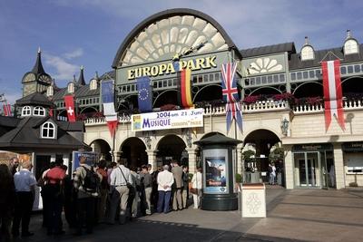 Bildnummer: 50513738  Datum: 21.06.2004  Copyright: imago/Fernando BaptistaHaupteingang zum Europa Park in Rust, Geb?ude, au?en, Au?enansicht , Personen; 2004, Rust, Eingang, Eing?nge, Europapark, Freizeitpark, Freizeitparks, Vergn?gungspark, Vergn?gungsparks, Erlebnispark, Erlebnisparks, Ausflugsziel, Haupteing?nge, Wartende, Besucher, Warteschlange, warten, Warteschlangen, anstehen, stehen an; , quer, Kbdig, Totale, Deutschland,  , Reisen, Europa-stock-foto