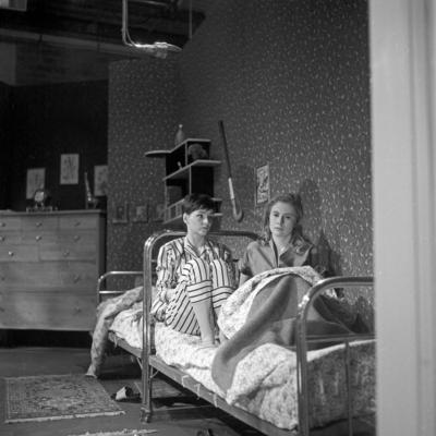 Ingrid Andree und Ruth Niehaus beim Theaterst?ck Der erste Fr?hlingstag Hamburg 1956 Two actresse-stock-foto