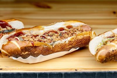 Gourmet-Hotdog auf h?lzerner Oberfl?che-stock-photo