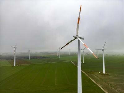 Windpark, Windenergieanlagen bei Erkelenz, Rheinisches Braunkohlerevier, im Nebel, Flaute, kein Wind, NRW, Deutschland,-stock-foto