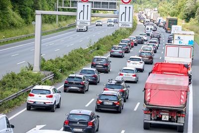 Pfingsreiseverkehr auf der Autobahn A1-stock-photo