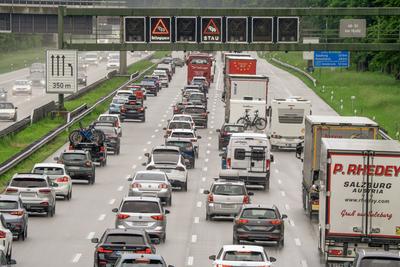 Pfingstreiseverkehr, Stau auf der Autobahn A8, M?nchen-Salzburg, Reiseverkehr in Richtung S?den, Sauerlach, 7. Juni 2025-stock-photo