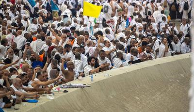 Muslim pilgrims cast stones at pillars in the symbolic stoning of the devil, the last rite of the annual Hajj, in Mina-stock-foto
