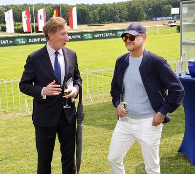 Gerhard Sch?ningh (Vorstand Rennverein Hoppegarten e.V.), Danny Wolf (GF Best Place Immobilien GmbH) beim Fashion Raceda-stock-foto