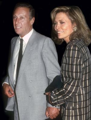 Celebrities New York. NY. USA. Faye Dunaway and author Frederick Forsyth in 1980s. LMK33-SLIB271218JBAR-004 PUBLICATIONx-stock-foto