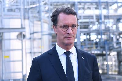 Ministerpr?sident Hendrik W?st weiht Elektrolyseur Trailblazer ein Ministerpr?sident Hendrik W?st weit 26. August 2024 e-stock-photo